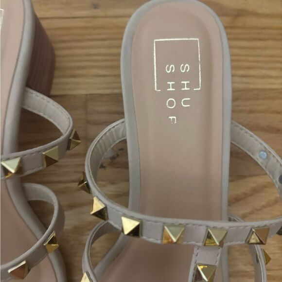 Cream and Gold Studded Sandals heels size 8 EUC - Picture 3 of 4